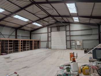 A louer bâtiment activités de 600m² secteur Auray
