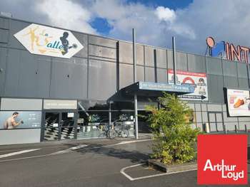 Local commercial 794m² à louer à Châtellerault