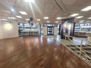 A louer local commercial d'angle 969m² Le Chesnay