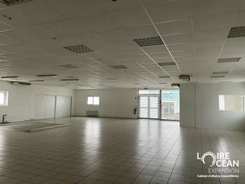 Local commercial de 336m² à louer en RDC à Vallet
