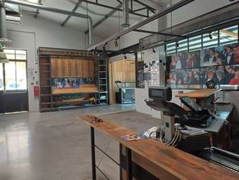 Local commercial 194m² à louer à Éguilles