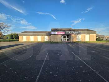 A louer bâtiment 624m² sur axe passant à Quévert