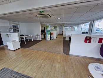 Loue local commercial de 150m² à Vannes Est
