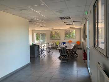 Loue bâtiment 2587m² proche grands axes Angers Est