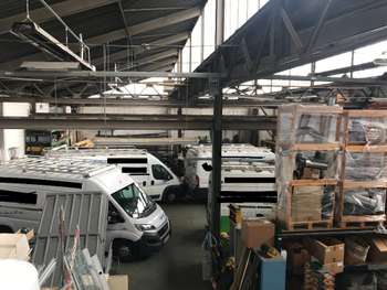 Loue bâtiment d'activité + show-room à Angers Est
