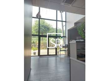 Location bureaux avec showroom 275m² à Coudes