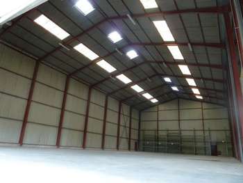 Location entrepôt 2400m² à Branges