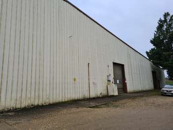 Entrepôt 1700m² à louer proche A62 à Podensac
