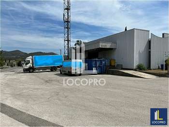 Local activité de 1700m² avec quai à louer le Muy