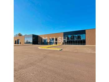 Local d'activité de 1015m² à louer à Amberieux