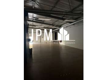 A louer local commercial de 547m² Digne les Bains