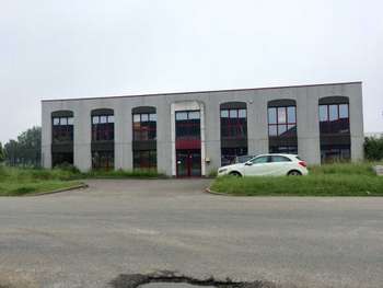 À louer locaux d'activité de 880m² en za à Arques