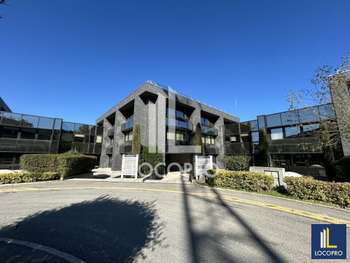 Bureaux rénovés de 1691m² à louer à Valbonne