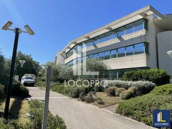 Bureaux rénovés 3715m² à louer parkings Valbonne