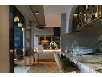 Bar restaurant idéalement situé dans le Marais.