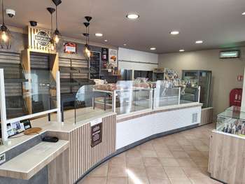 AV belle boulangerie rue très passagère 35