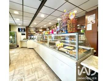 Vente boulangerie patisserie au centre de Nay · 300 m² · 383 600 €