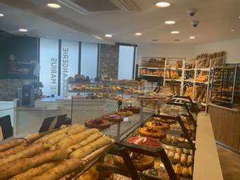 Vente boulangerie-pâtisserie, angle de rue, Lyon 8