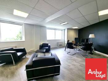 Vend bureaux de 229m² à Chasseneuil du Poitou