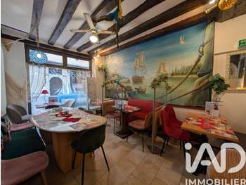 Vente crêperie dans rue piétonne du Vieux Mans