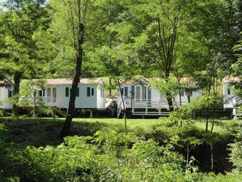 AV Beau camping au bord d'une rivière en Occitanie