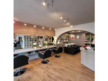 AV beau salon de coiffure empl idéal à Jarnac
