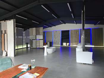 URGENT AV showroom carrelage  240m² à Oyonnax