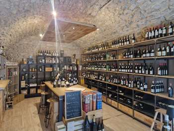Cave en plein cœur d'un village provençal