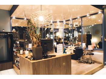 SALON DE COIFFURE MIXTE  ET BARBIER– CENTRE VILLE
