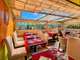 Restaurant face a la mer avec terrasse.