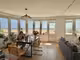 Restaurant face mer avec grand logement.