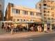 Restaurant face mer avec grand logement.