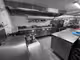 Restaurant face mer avec grand logement.