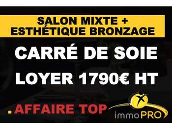 AV superbe salon décoré avec soin à Villeurbanne