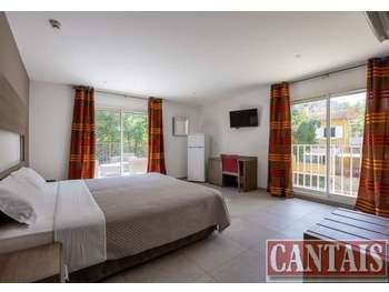 Vente hôtel bureau entre mer et arriere-pays 83