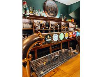 bar au centre d'un village touristique