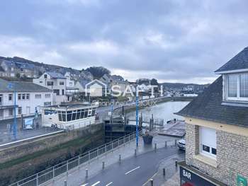 Murs et fonds à Port en Bessin avec vue sur la mer