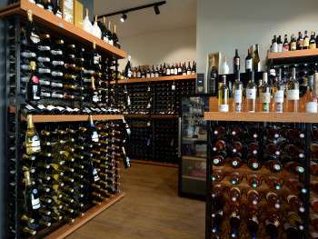 AV FDC très beau magasin caviste à Meyzieu