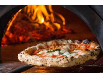 AV restaurant pizzeria dans lieu incontournable 66