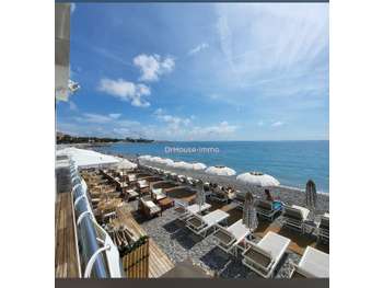 AV restaurant face à la mer avec sa plage privée