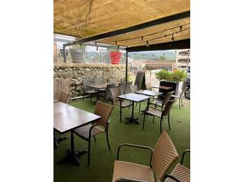 Restaurant axe routier avec terrasse, parking