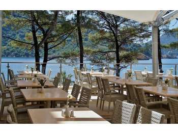 Vente hôtel restaurant bord de lac renommé HA