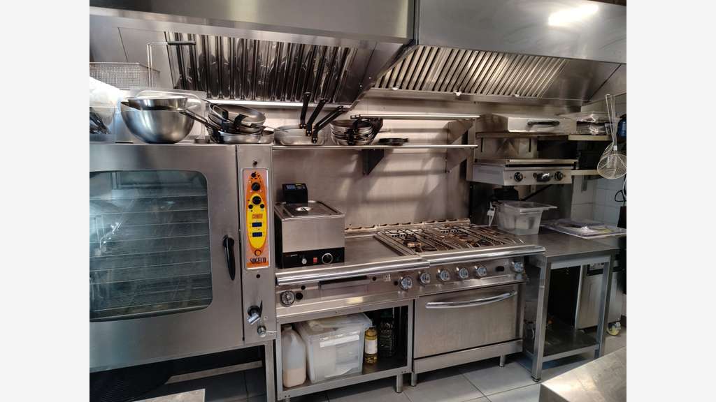 RESTAURANT CLÉ EN MAIN – ENTIÈREMENT RÉNOVÉ – À 15