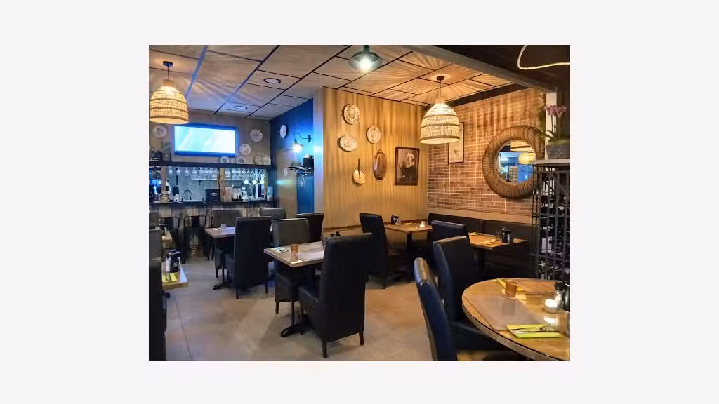 RESTAURANT CLÉ EN MAIN – ENTIÈREMENT RÉNOVÉ – À 15