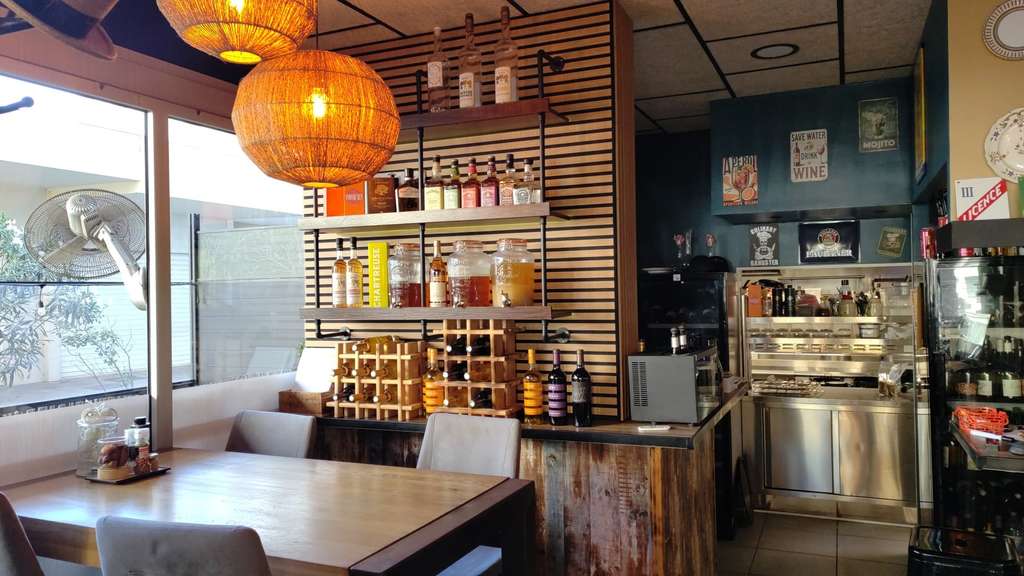 RESTAURANT CLÉ EN MAIN – ENTIÈREMENT RÉNOVÉ – À 15