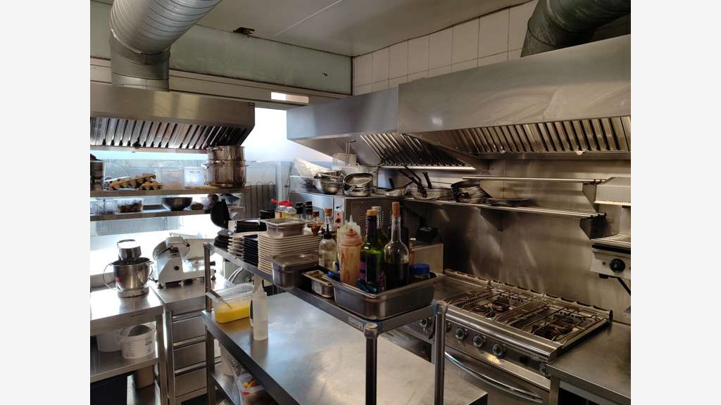 RESTAURANT CLÉ EN MAIN – ENTIÈREMENT RÉNOVÉ – À 15