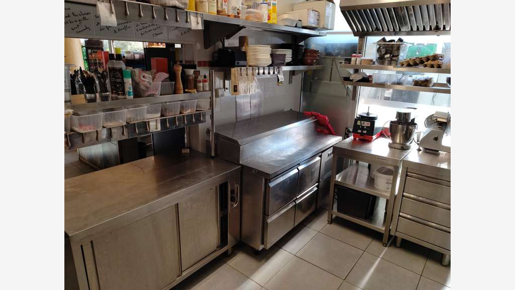 RESTAURANT CLÉ EN MAIN – ENTIÈREMENT RÉNOVÉ – À 15