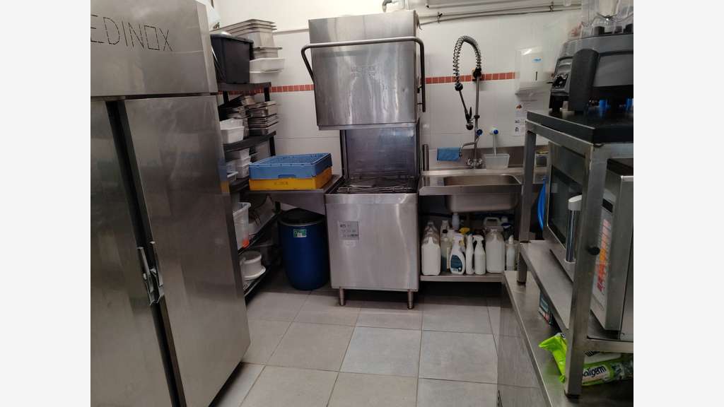 RESTAURANT CLÉ EN MAIN – ENTIÈREMENT RÉNOVÉ – À 15