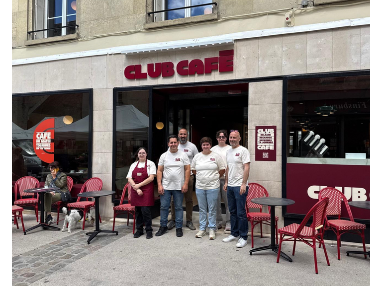 đCLUB CAFĂ sâinstalle Ă CompiĂšgne