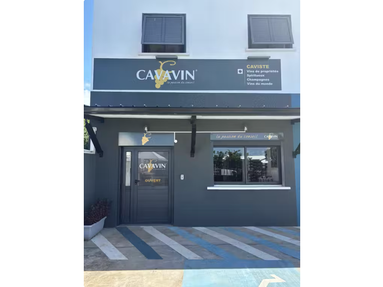 Entreprendre en franchise à La Réunion : un couple réunionnais ouvre une cave CAVAVIN à Sainte-Suzanne